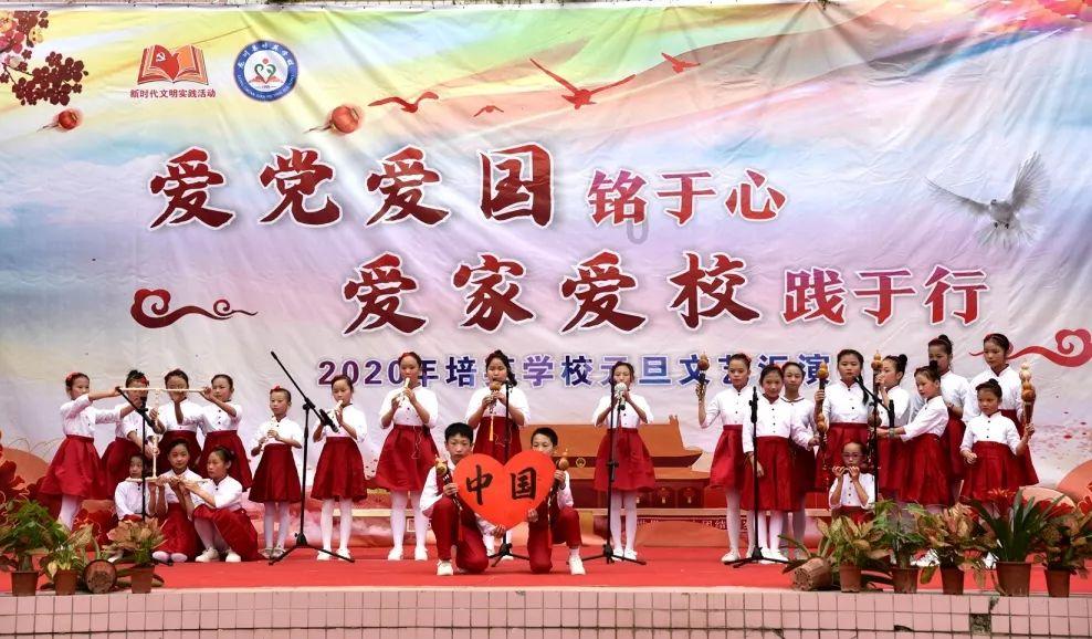他是张嘉译的亲表弟,被表哥用11部戏带红,登上央视后走红扩大